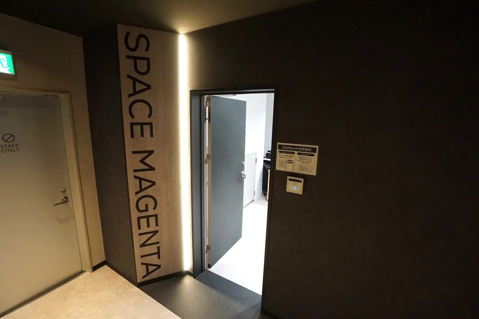 SoloWork中目黒駅前 入口(SPACE MAGENTA の扉・SoloWork中目黒駅前の案内板)