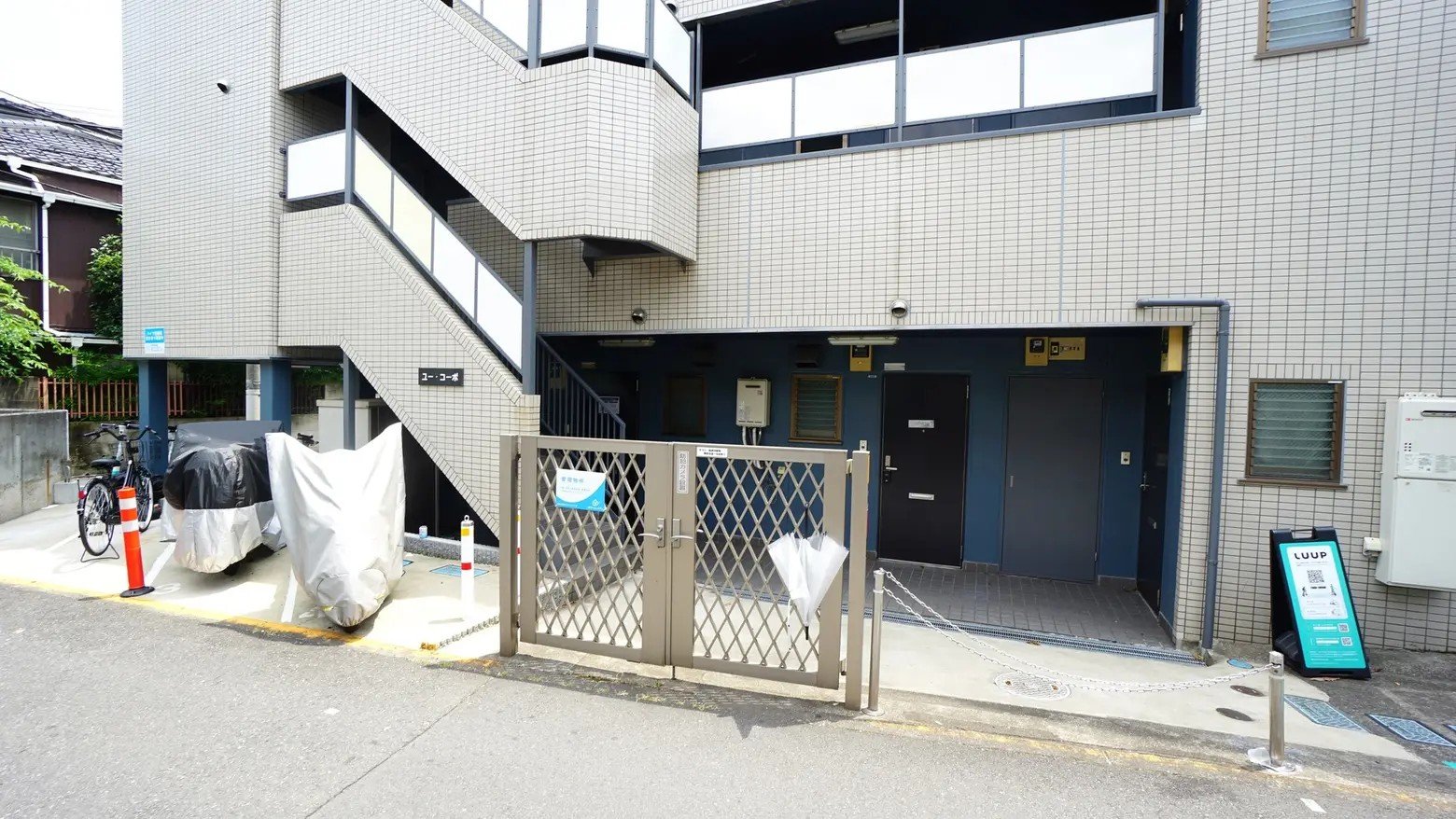 SoloWork中野北口 建物外観(入口ゲート・駐輪スペース)