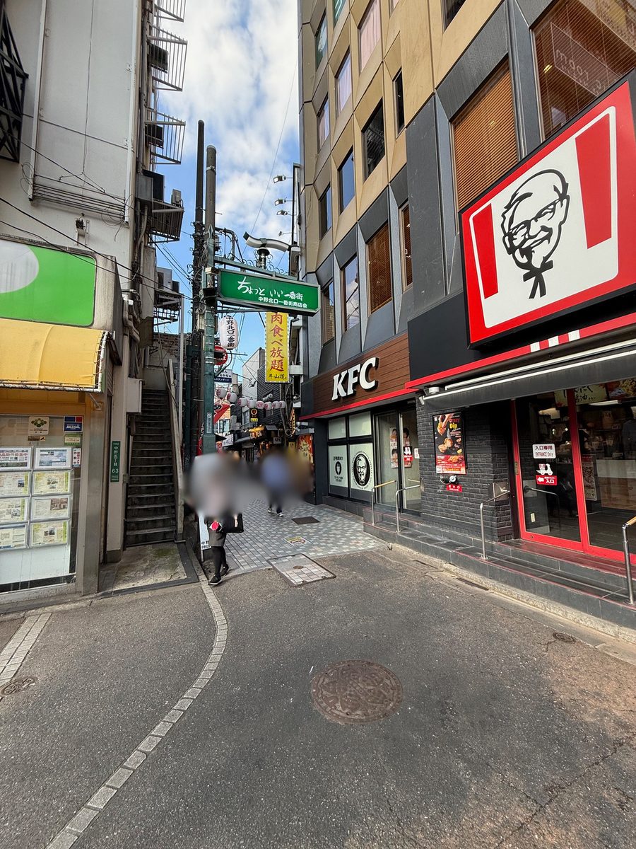 中野駅北口からSoloWork中野北口への道順2：KFCの手前を左折