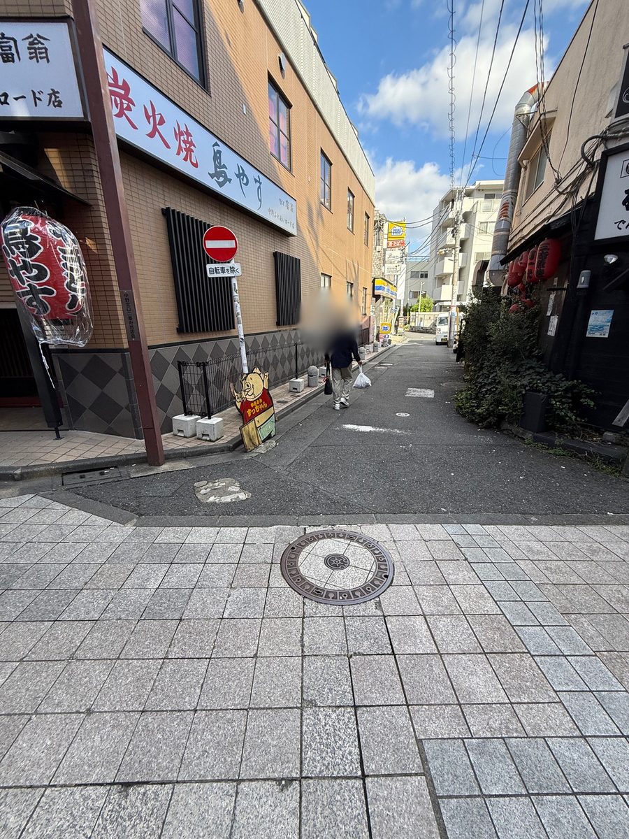 中野駅北口からSoloWork中野北口への道順5：ライフの1つ先の交差点を右折