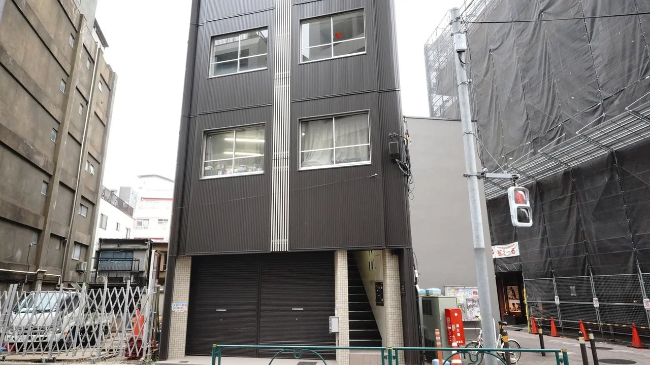 SoloWork練馬駅前 建物外観（1階がシャッターの建物。右手に2階へ上がる外階段）