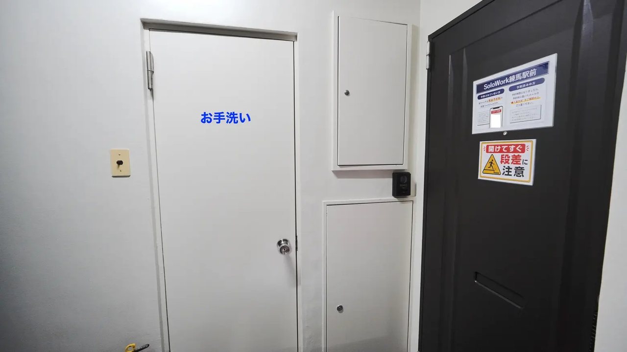 SoloWork練馬駅前 2階共用部（左が共用のお手洗い、右がSoloWork練馬駅前の入口の扉）