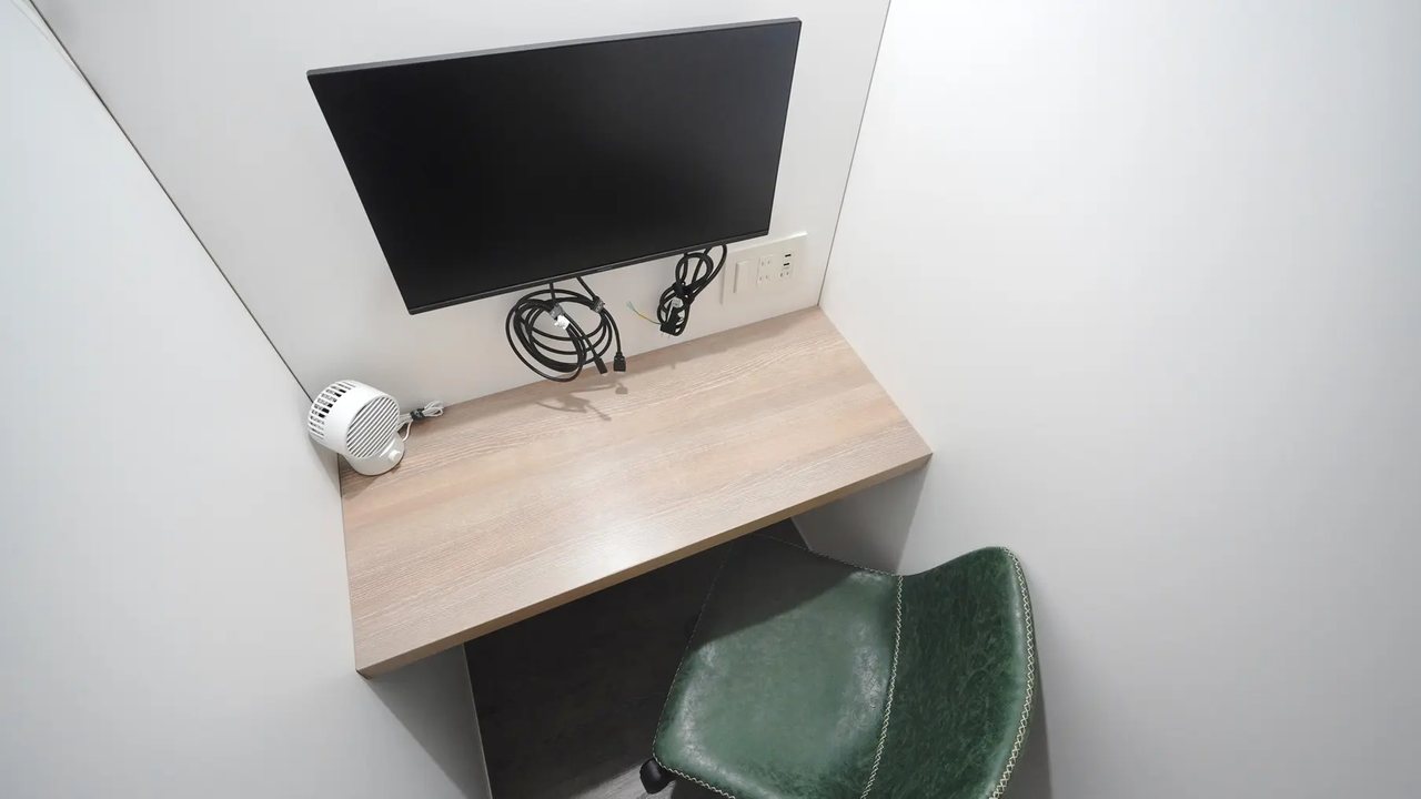 SpemaBox_大森駅北口 ブース内(23.8型モニター・コンセント・USB卓上扇風機・デスクチェア)