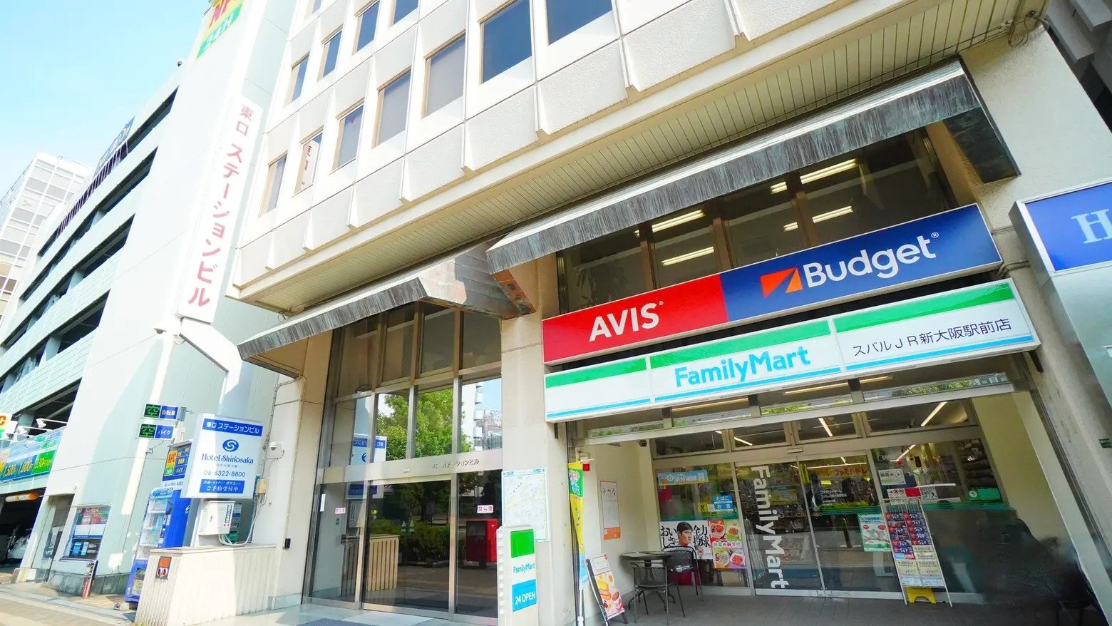 SpemaBox 新大阪 建物外観（1階がファミリーマートの東口ステーションビル）
